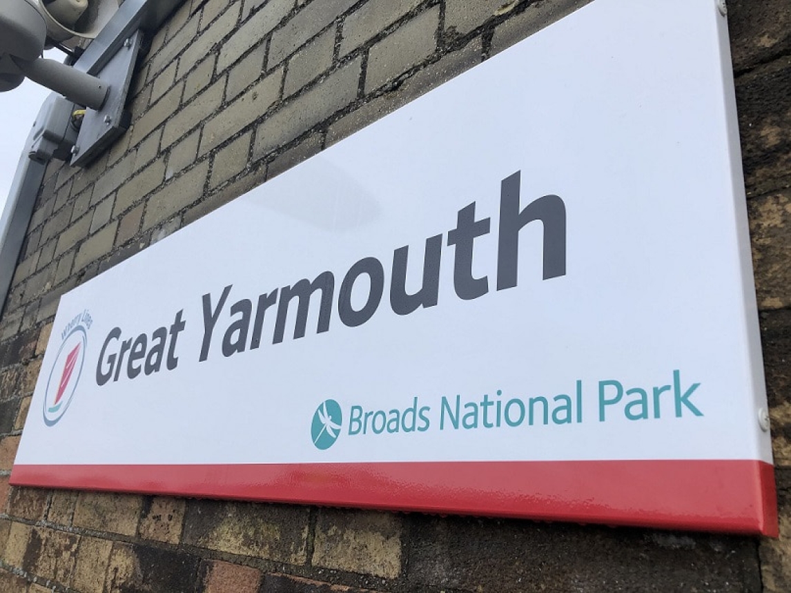 A sign with 'Great Yarmouth' written on it